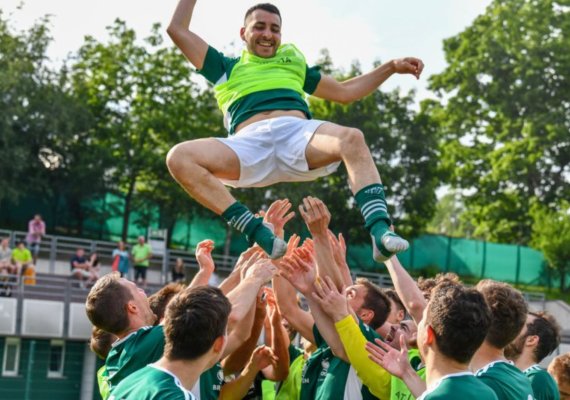 Ein letztes Mal ließen die Mitspieler ihren capitano hochleben